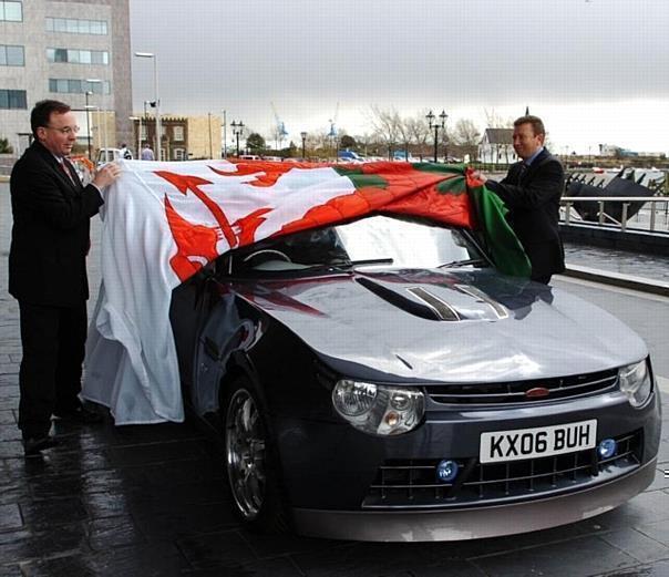 Die Produktion des Connaught Typ-D beginnt 2007 in Wales. V.l.n.r.: Der walisische Wirtschaftsminister Andrew Davies und der Vorstandsvorsitzende der Connaught Motor Company Fred Page-Roberts.